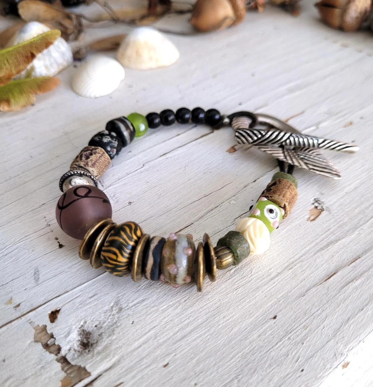 Un bracelet boho chic citadin avec ravissantes perles en verre .